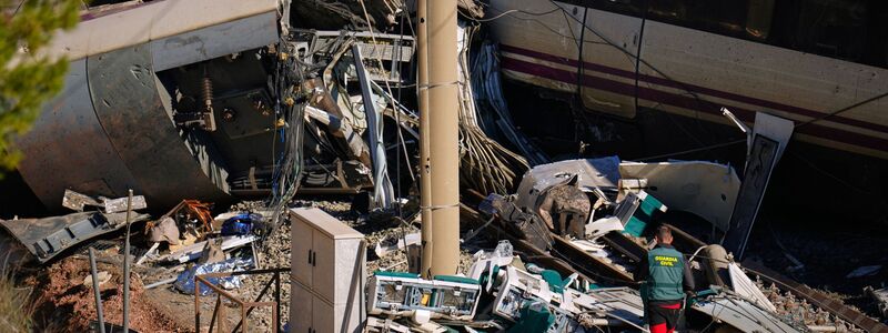 Von einigen Waggons der im Süden Spaniens verunglückten Hochgeschwindigkeitszüge blieben nur Trümmer übrig. - Foto: Manu Fernandez/AP/dpa