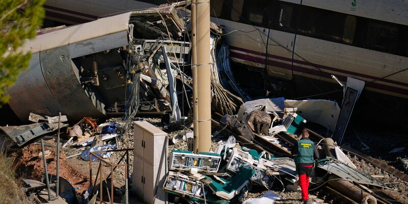 Eine Sechsjährige hat als einzige ihrer Familie das schwere Zugunglück in Spanien überlebt. Ihre Eltern, ein Bruder und ein Cousin starben in den Trümmern. - Foto: Manu Fernandez/AP/dpa