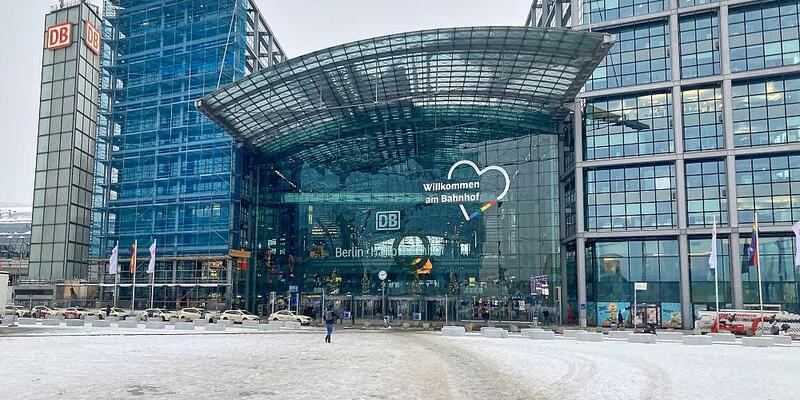 Schnee am Berliner Hauptbahnhof - Foto: via dts Nachrichtenagentur
