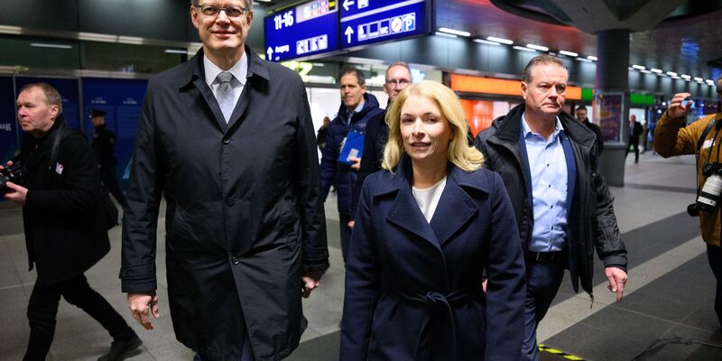 Im Herbst forderte Minister Schnieder drei Sofortprogramme bei der Bahn für mehr Kundenzufriedenheit. Das erste wurde nun gestartet - an der Pünktlichkeit wird sich dabei aber nichts verbessern.  - Foto: Bernd von Jutrczenka/dpa