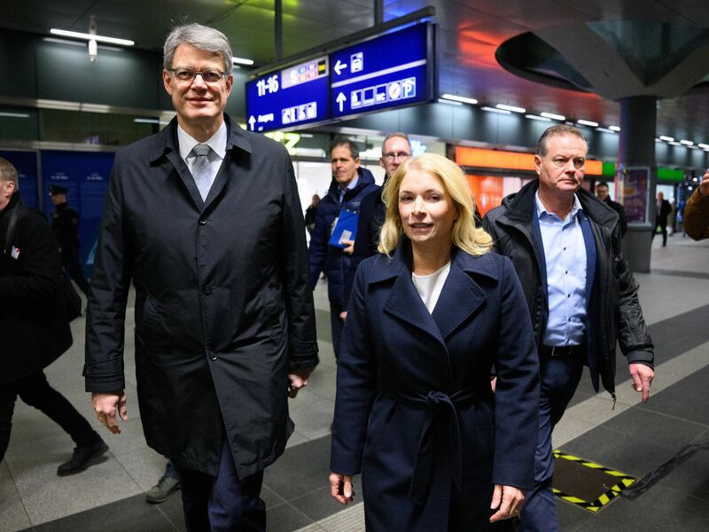 Im Herbst forderte Minister Schnieder drei Sofortprogramme bei der Bahn für mehr Kundenzufriedenheit. Das erste wurde nun gestartet - an der Pünktlichkeit wird sich dabei aber nichts verbessern.  - Foto: Bernd von Jutrczenka/dpa