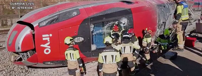 Die beiden letzten Waggons dieses Iryo-Zuges entgleisten und lösten die Katastrophe aus. Der Zug war erst 2022 in Dienst gestellt worden. - Foto: Uncredited/Guardia Civil/dpa