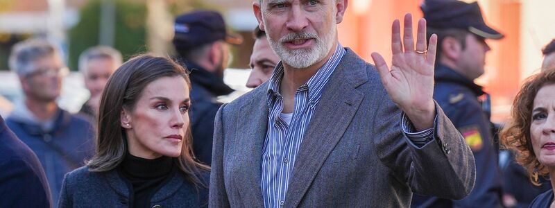 König Felipe VI. und Königin Letizia eilten nach Andalusien. - Foto: Francisco J. Olmo/EUROPA PRESS/dpa