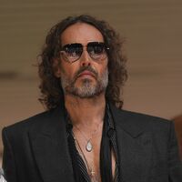 Russell Brand muss trotz der schweren Vorwürfe wegen mutmaßlich sexueller Übergriffe nicht in Untersuchungshaft. (Archivfoto) - Foto: Yui Mok/PA Wire/dpa