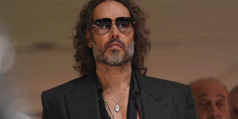 Russell Brand muss trotz der schweren Vorwürfe wegen mutmaßlich sexueller Übergriffe nicht in Untersuchungshaft. (Archivfoto) - Foto: Yui Mok/PA Wire/dpa