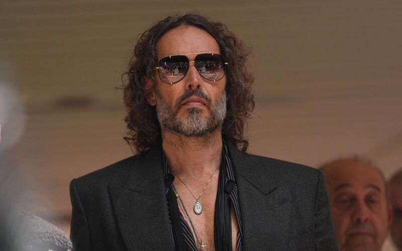 Russell Brand muss trotz der schweren Vorwürfe wegen mutmaßlich sexueller Übergriffe nicht in Untersuchungshaft. (Archivfoto) - Foto: Yui Mok/PA Wire/dpa