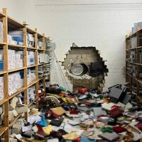 Ein großes Loch ist in der Wand zum Tresorraum der Sparkasse zu sehen. (Archivbild) - Foto: -/Polizei Gelsenkirchen/dpa