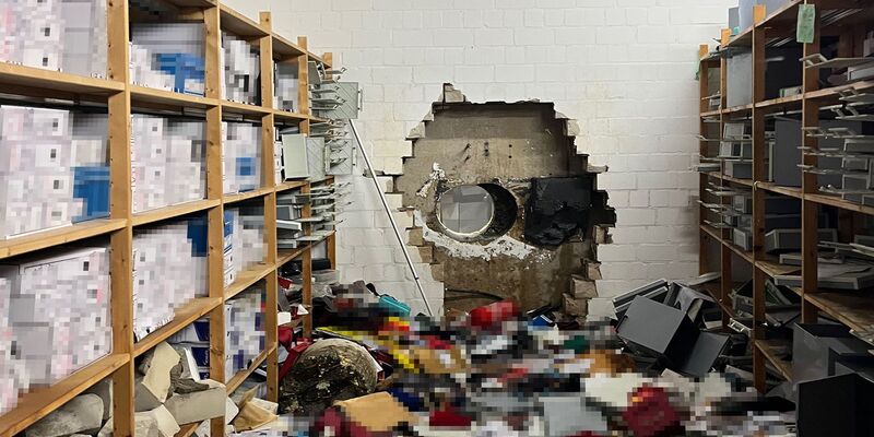 Ein großes Loch ist in der Wand zum Tresorraum der Sparkasse zu sehen. (Archivbild) - Foto: -/Polizei Gelsenkirchen/dpa