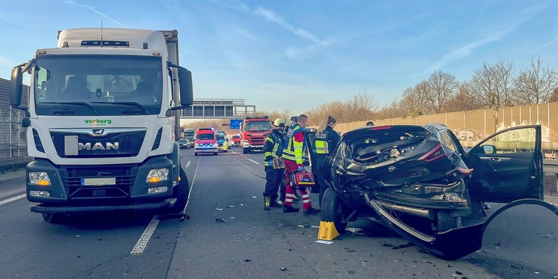 FW-BO: Feuerwehr rettet eine Person nach Verkehrsunfall auf der A 448 - Foto: presseportal.de