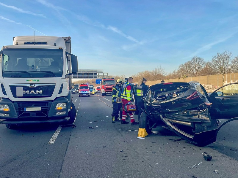 FW-BO: Feuerwehr rettet eine Person nach Verkehrsunfall auf der A 448 - Foto: presseportal.de