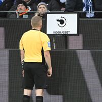 Schiedsrichter Timo Gansloweit prüft eine Entscheidung am Bildschirm. (Archivbild)  - Foto: Uli Deck/dpa