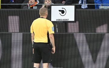 Schiedsrichter Timo Gansloweit prüft eine Entscheidung am Bildschirm. (Archivbild)  - Foto: Uli Deck/dpa