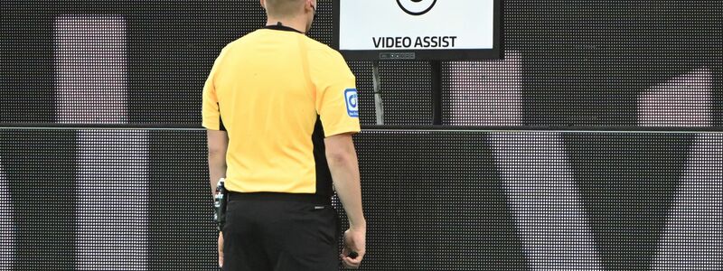 Schiedsrichter Timo Gansloweit prüft eine Entscheidung am Bildschirm. (Archivbild)  - Foto: Uli Deck/dpa