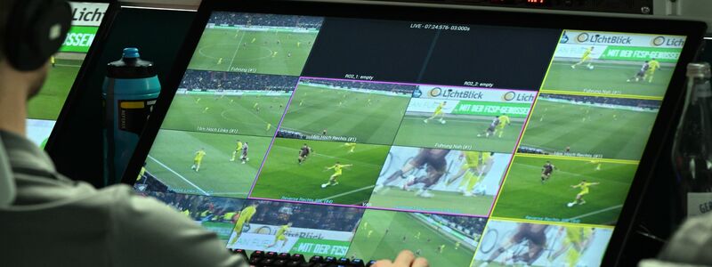 Ein Videoschiedsrichter hat mehrere Kameraeinstellungen im Blick. (Archivbild)  - Foto: Federico Gambarini/dpa