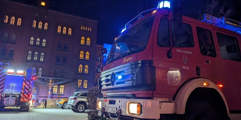 FW Celle: Drei Einsätze am Abend - Person im Schloßgraben im Eis eingebrochenen! - Foto: presseportal.de