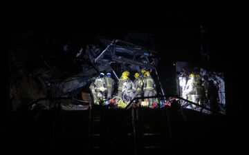 Während eines Sturms stürzte eine Stützmauer auf die Gleise und traf auch den Zug. - Foto: Lorena Sopêna/EUROPA PRESS/dpa