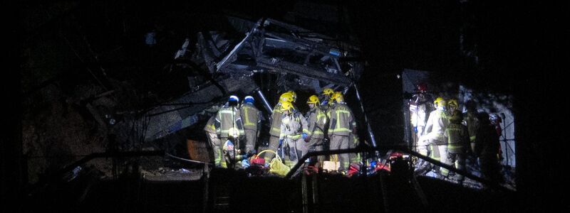 Während eines Sturms stürzte eine Stützmauer auf die Gleise und traf auch den Zug. - Foto: Lorena Sopêna/EUROPA PRESS/dpa