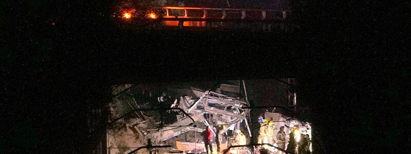 Dutzende Rettungswagen sowie rund 65 Sanitäter und Helfer waren im Einsatz. - Foto: Joan Mateu Parra/AP/dpa