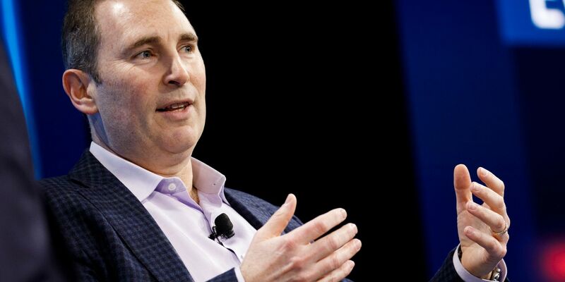 Amazon-Chef Jassy sieht Einzelhändler durch Trumps Zölle in der Zwickmühle. (Archivbild)  - Foto: Patrick Fallon/ZUMA Wire/dpa