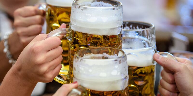 Alkohol ist in Deutschland laut Statistischem Bundesamt vergleichsweise günstig. - Foto: Matthias Balk/dpa