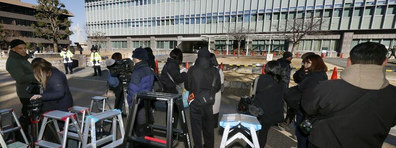 Zur Urteilsverkündung hatten sich Hunderte Menschen angestellt, um einen der 31 öffentlichen Plätze im Gerichtssaal zu ergattern.  - Foto: Uncredited/kyodo/dpa