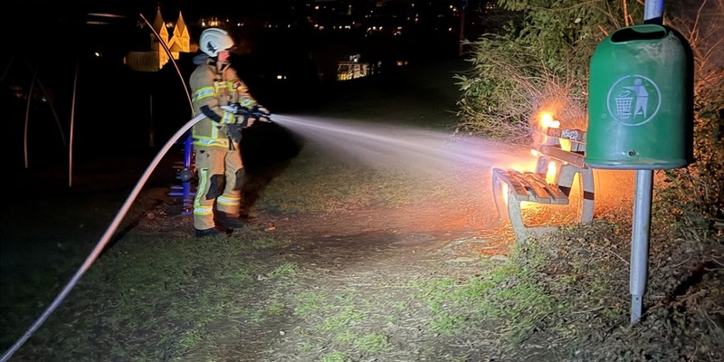 FW-EN: Parkbank brennt in Ennepetal - Foto: presseportal.de