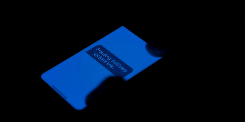 Smishing-Welle: Betrüger fälschen Paket-SMS von DHL & Co. - Foto: über boerse-global.de