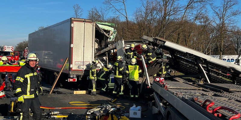 FW-WRN: Schwerer Verkehrsunfall auf der Bundesautobahn 1 in Fahrtrichtung Bremen - Foto: presseportal.de