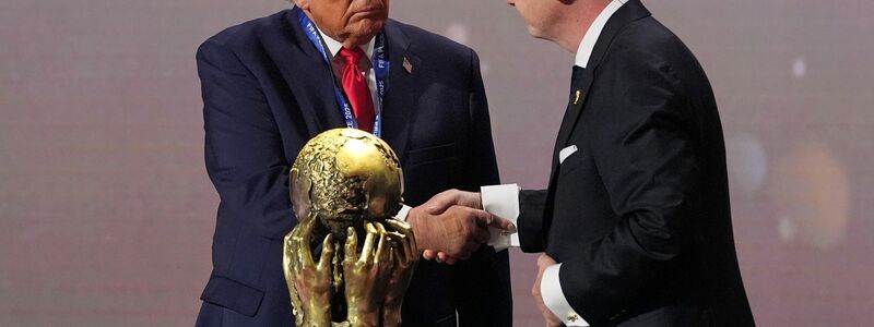 Hand drauf: Die WM hilft Donald Trump ebenso wie Donald Trump der WM hilft. (Archivbild) - Foto: Jacquelyn Martin/AP/dpa