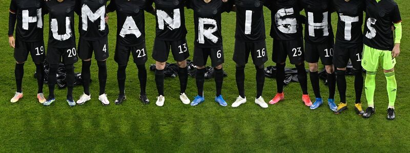 Auch vor der WM 2022 hatte es Boykott-Debatten und Proteste gegeben. (Archivbild) - Foto: Tobias Schwarz/AFP-Pool/dpa
