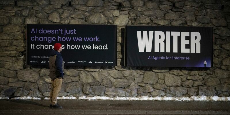 Sind Mitarbeiter geschult für den Umgang mit KI? Die Meinungen klaffen auseinander. (Archivbild) - Foto: Gian Ehrenzeller/KEYSTONE/dpa