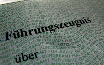 Das Führungszeugnis auf Papier soll weiter verfügbar sein. (Symbolbild) - Foto: picture alliance / dpa