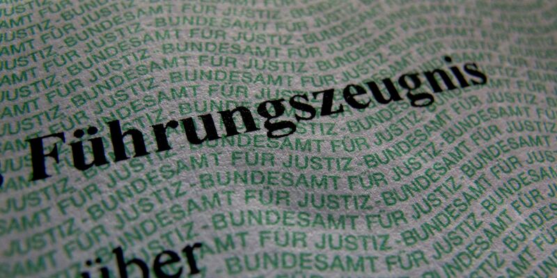 Das Führungszeugnis auf Papier soll weiter verfügbar sein. (Symbolbild) - Foto: picture alliance / dpa