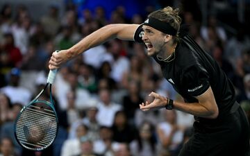 Alexander Zverev steht in Melbourne in Runde drei. - Foto: James Ross/AAP/dpa