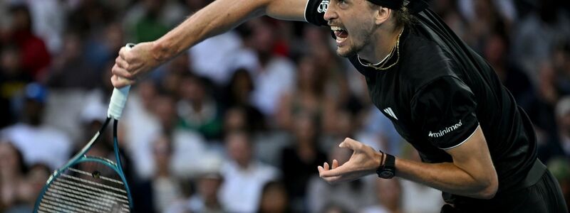 Alexander Zverev steht in Melbourne in Runde drei. - Foto: James Ross/AAP/dpa