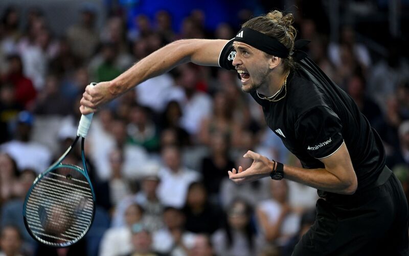 Alexander Zverev steht in Melbourne in Runde drei. - Foto: James Ross/AAP/dpa