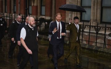 Prinz Harry trifft vor seiner Zeugenaussage in der Klage gegen die Daily Mail am Gericht in London ein.  - Foto: Jordan Pettitt/PA Wire/dpa