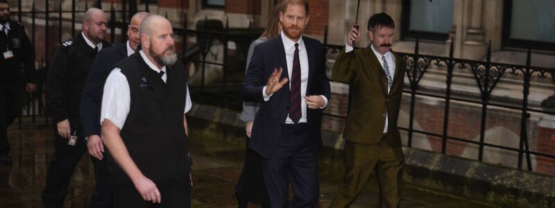 Prinz Harry trifft vor seiner Zeugenaussage in der Klage gegen die Daily Mail am Gericht in London ein.  - Foto: Jordan Pettitt/PA Wire/dpa