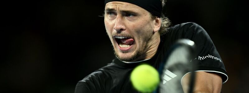 Ballkinder versuchten mit Handtüchern, die Plätze im Melbourne Park wieder zu trocknen. - Foto: Joel Carrett/AAP/dpa