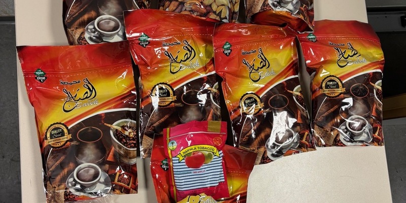 HZA-F: Zoll am Frankfurter Flughafen verhindert Schmuggel von 8,9 kg Wasserpfeifentabak im Reiseverkehr - teilweise versteckt in Kaffee- und Nussverpackungen - Foto: presseportal.de