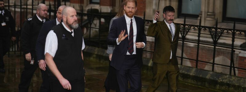 Prinz Harry trifft vor seiner Zeugenaussage in der Klage gegen die «Daily Mail» am Gericht in London ein.  - Foto: Jordan Pettitt/PA Wire/dpa