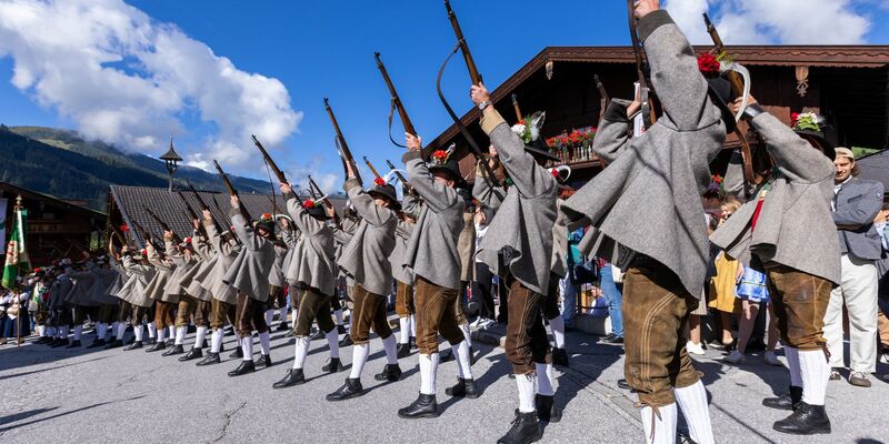 Werden künftig auch Frauen Salutschüsse abgeben? (Archivbild) - Foto: Expa/Johann Groder/APA/dpa