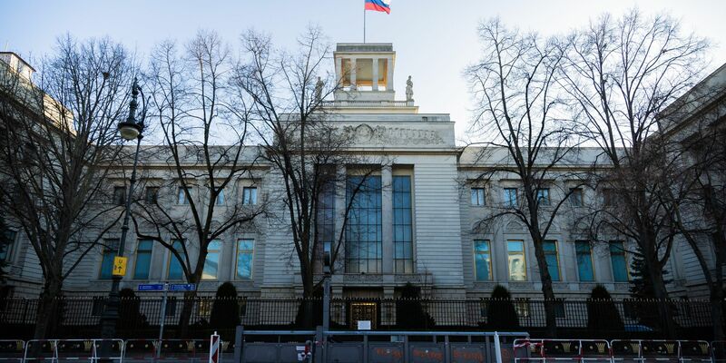 Eine Deutsch-Ukrainerin soll für einen Mitarbeiter in der russischen Botschaft in Berlin Informationen beschafft haben.  - Foto: Christoph Soeder/dpa