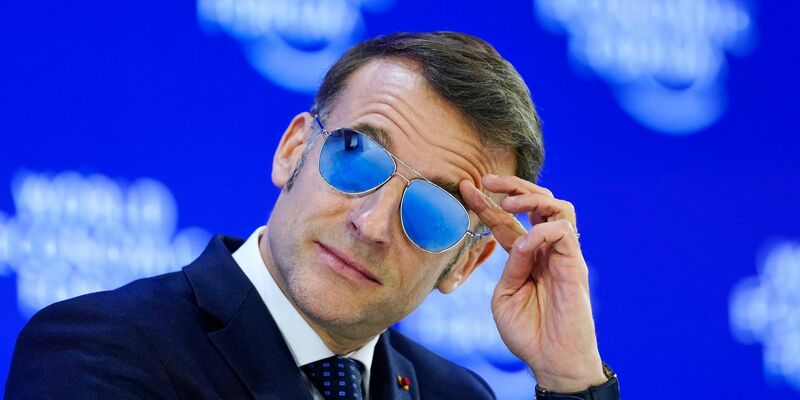 Mit seinem Auftritt mit Sonnenbrille in Davos landete Macron auf vielen Titelseiten (Archivbild). - Foto: Markus Schreiber/AP/dpa