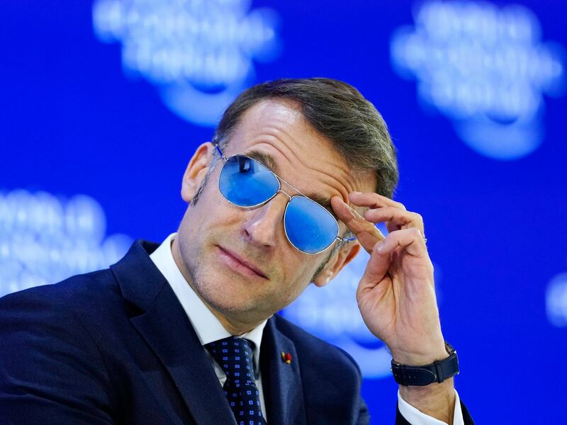 Mit seinem Auftritt mit Sonnenbrille in Davos landete Macron auf vielen Titelseiten (Archivbild). - Foto: Markus Schreiber/AP/dpa