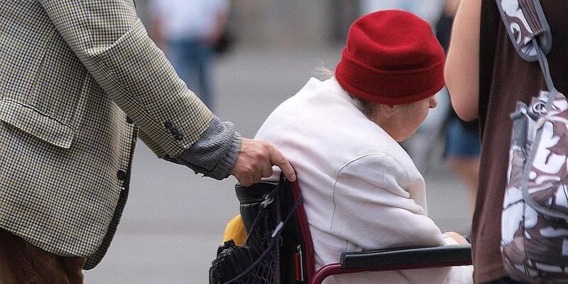 Seniorin im Rollstuhl (Archiv) - Foto: via dts Nachrichtenagentur