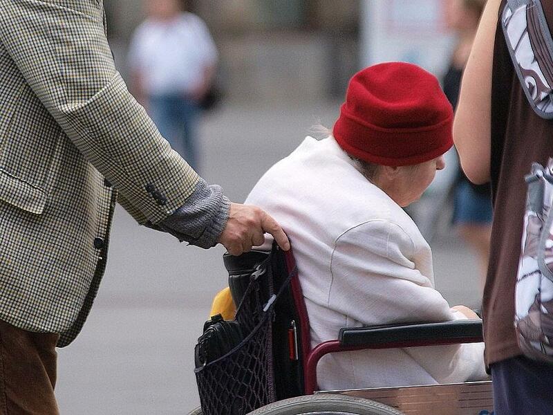 Seniorin im Rollstuhl (Archiv) - Foto: via dts Nachrichtenagentur