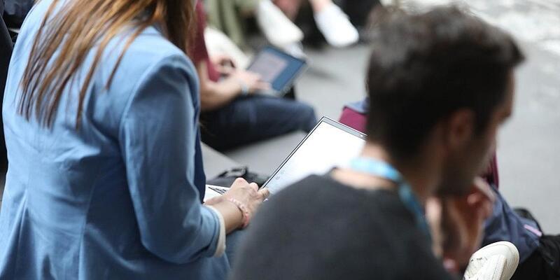 Junge Leute mit Laptop (Archiv) - Foto: via dts Nachrichtenagentur