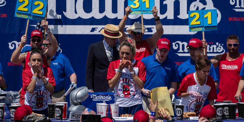 Nathan's ist international für das Hotdog-Wettessen auf Coney Island bekannt. (Archivbild) - Foto: Yuki Iwamura/AP/dpa
