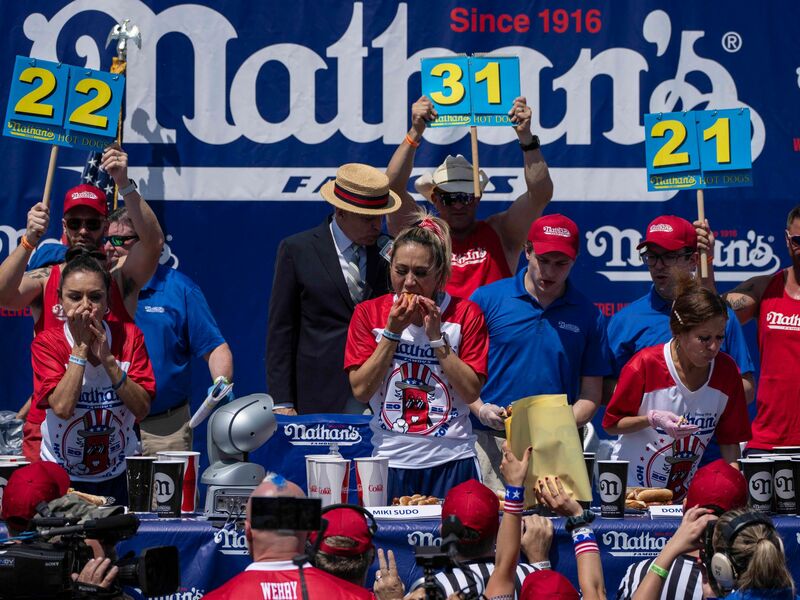 Nathan's ist international für das Hotdog-Wettessen auf Coney Island bekannt. (Archivbild) - Foto: Yuki Iwamura/AP/dpa
